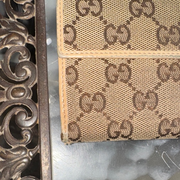 Gucci Beige Monogram Wallet - Picture 14 of 17